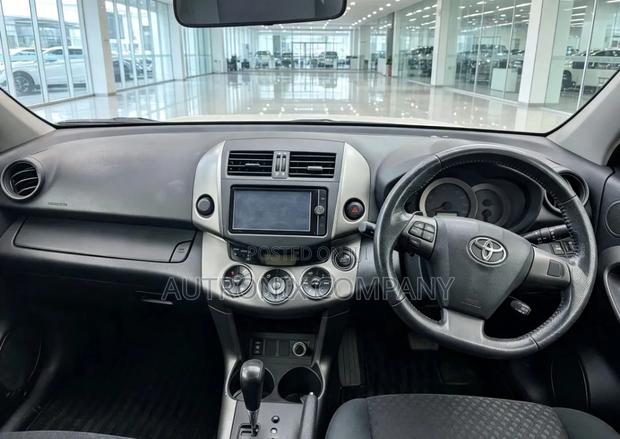 Toyota Vanguard 2013 White