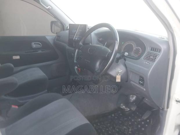 Toyota Noah 2.0 FWD (8 Seater) 2003 White