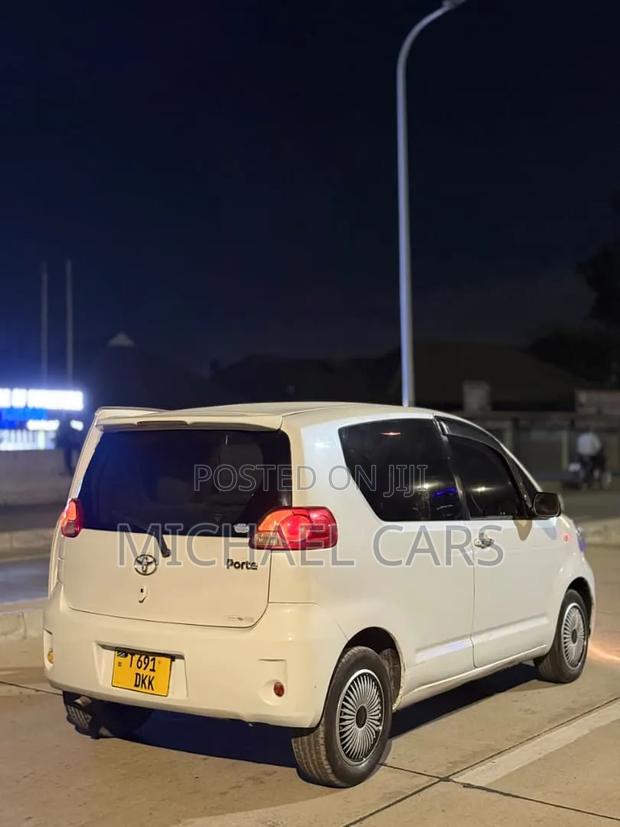 Toyota Porte 2005 White