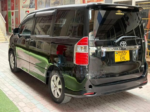 Toyota Noah 2.0 143hp FWD (8 Seater) 2009 Black