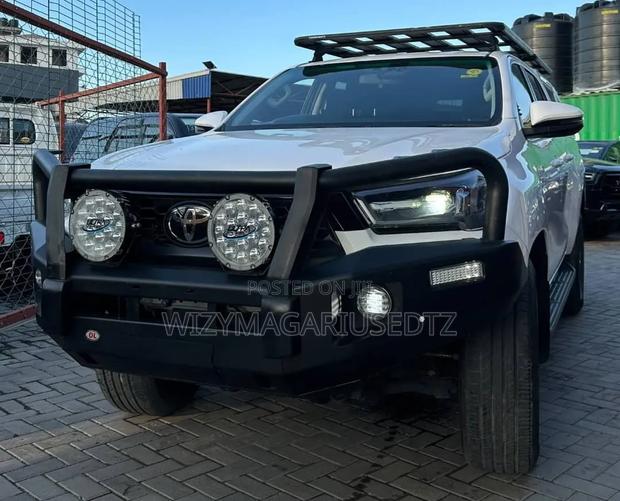 Toyota Hilux 2024 Ivory