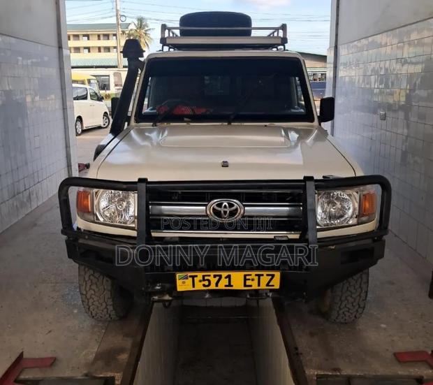 Toyota Land Cruiser 2013 White