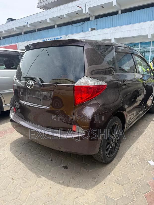 Toyota Ractis 1.3 FWD 2011 Black
