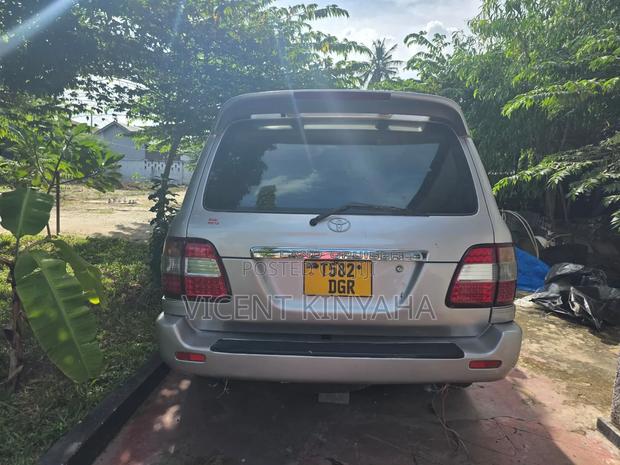Toyota Land Cruiser Prado 2000 Ivory