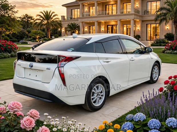 Toyota Prius Plug-In Hybrid 2017 White