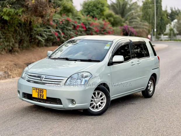 Toyota Raum 2005 Silver
