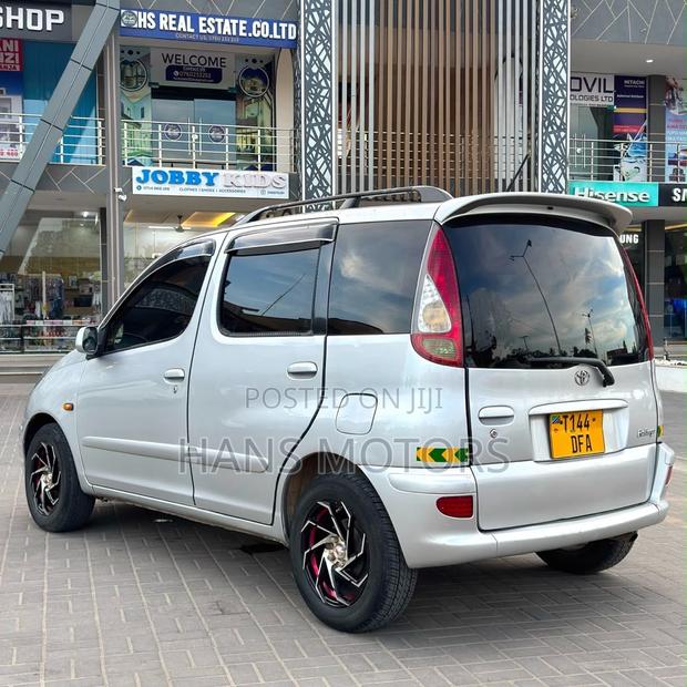 Toyota Fun Cargo 2004 Silver
