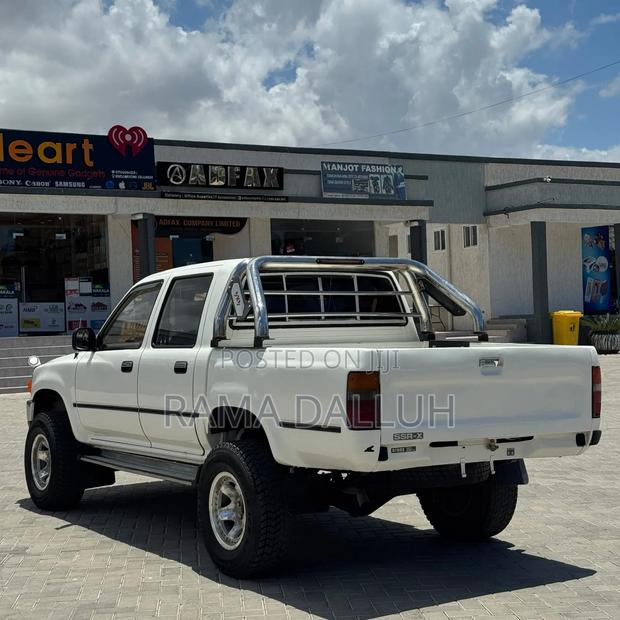 Toyota Hilux 1999 White