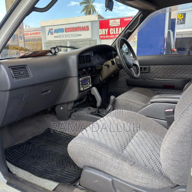 Toyota Hilux 1999 White
