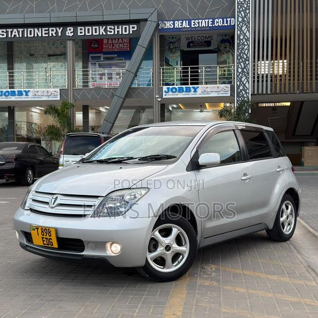Toyota IST 2004 Silver