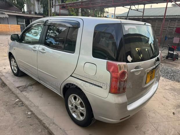 Toyota Raum 2004 Silver