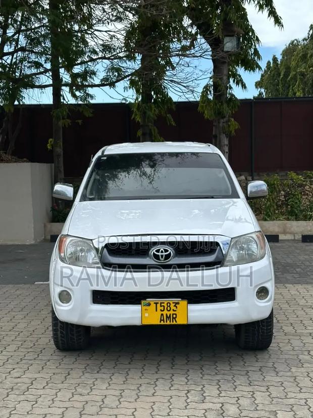 Toyota Hilux 2003 White