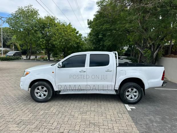 Toyota Hilux 2003 White