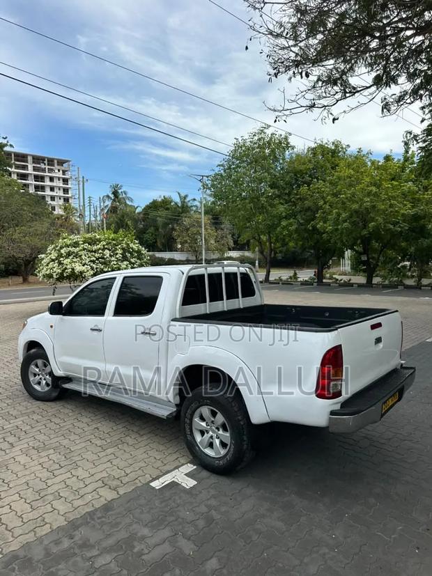 Toyota Hilux 2003 White