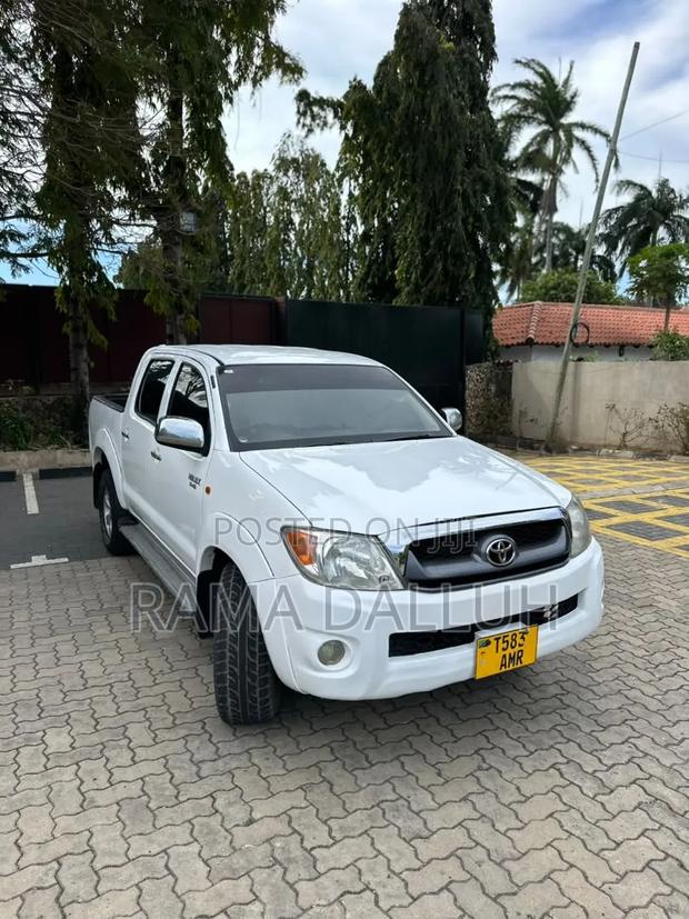 Toyota Hilux 2003 White