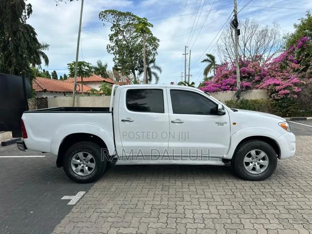 Toyota Hilux 2003 White