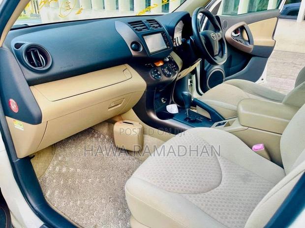 Toyota Vanguard 2011 White