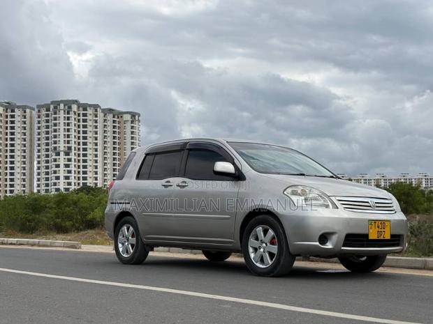 Toyota Raum 2006 Silver