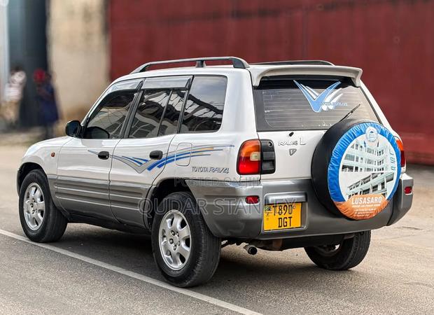 Toyota RAV4 2002 White