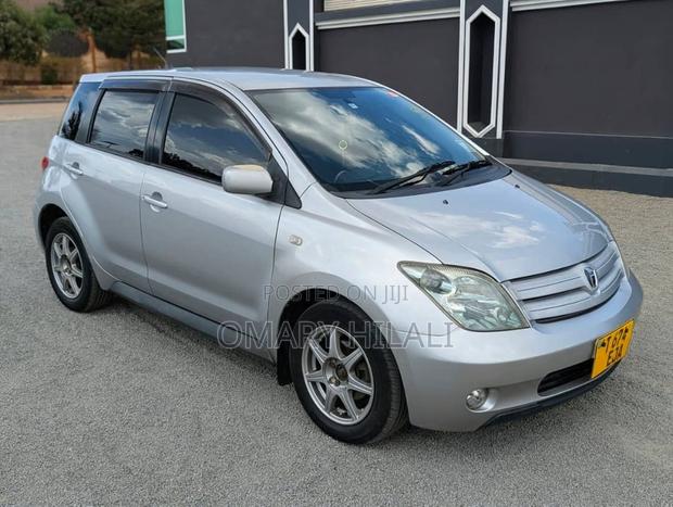 Toyota IST 2004 Silver