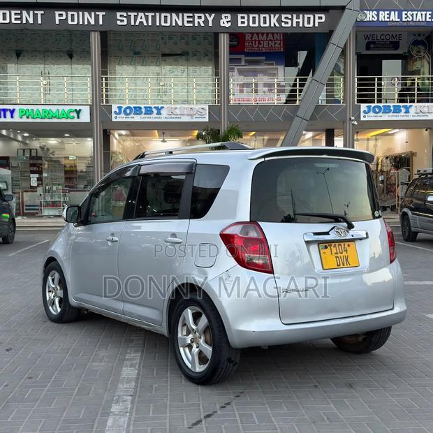 Toyota Ractis 2009 Silver