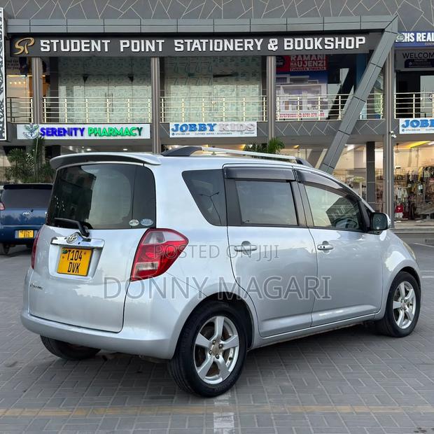 Toyota Ractis 2009 Silver