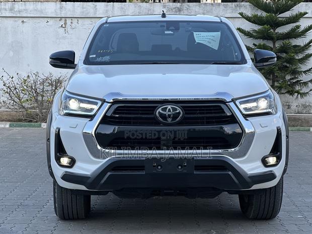 Toyota Hilux 2022 White
