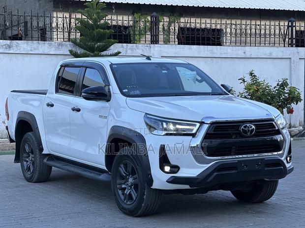 Toyota Hilux 2022 White