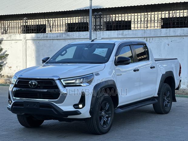 Toyota Hilux 2022 White