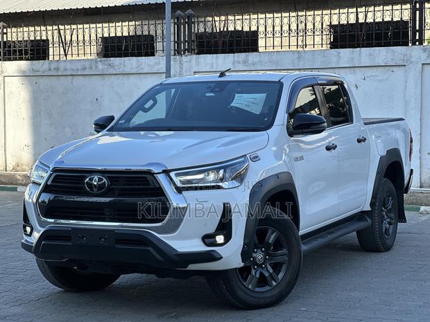 Toyota Hilux 2022 White