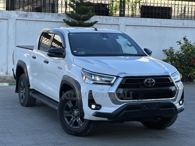 Toyota Hilux 2022 White