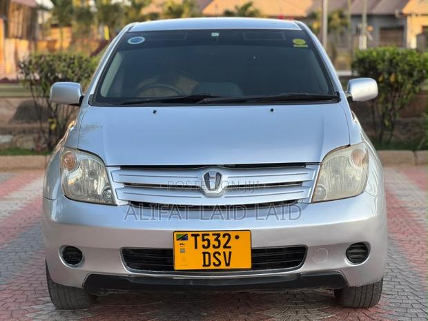 Toyota IST 2004 Silver