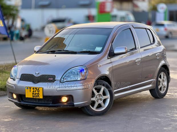 Toyota Vitz 2004 Silver