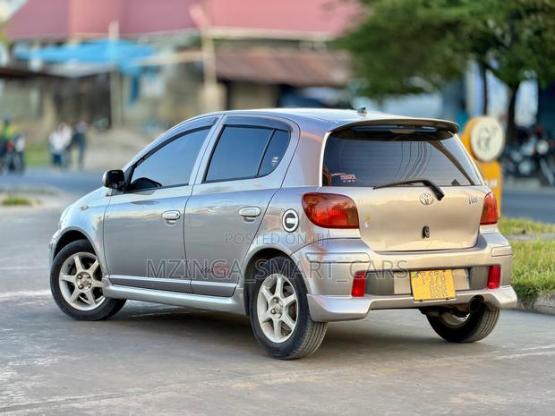Toyota Vitz 2004 Silver