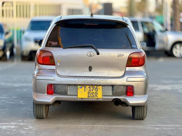 Toyota Vitz 2004 Silver