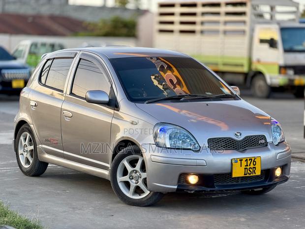 Toyota Vitz 2004 Silver