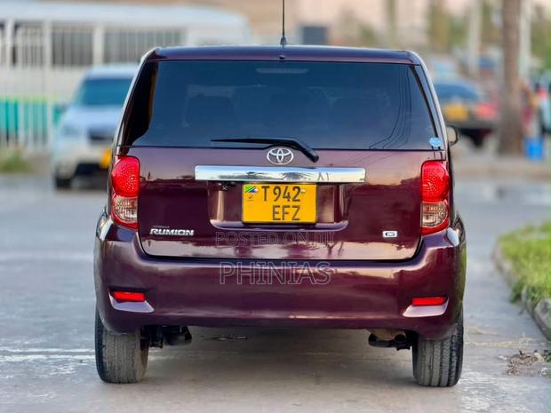 Toyota Corolla Rumion 2010 Burgundy