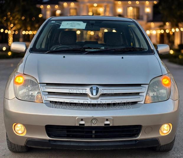 Toyota IST 2004 Gold