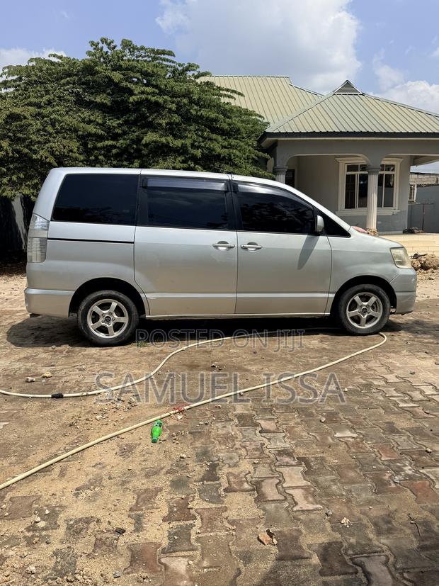 Toyota Noah 2.0 FWD (8 Seater) 2003 Silver