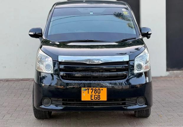 Toyota Noah 2010 Black