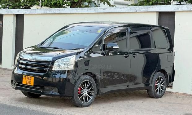 Toyota Noah 2010 Black