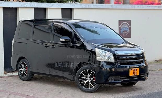 Toyota Noah 2010 Black