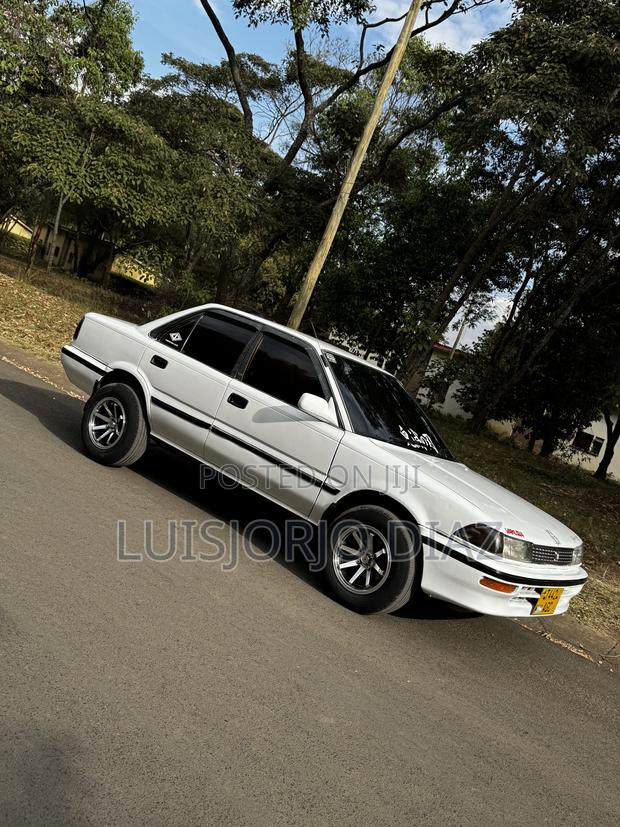 Toyota Corolla Sedan 1989 White