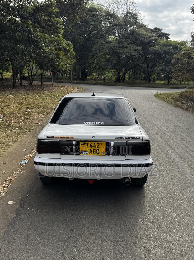 Toyota Corolla Sedan 1989 White
