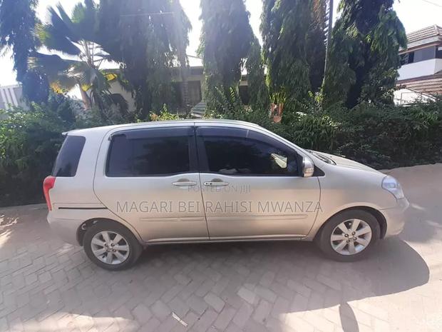 Toyota Raum 2004 Silver