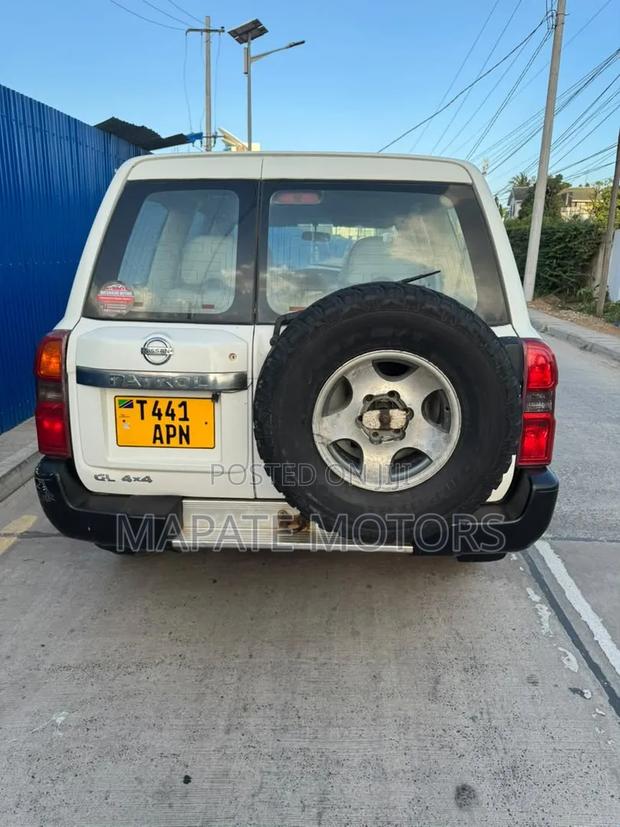 Nissan Patrol 2002 White