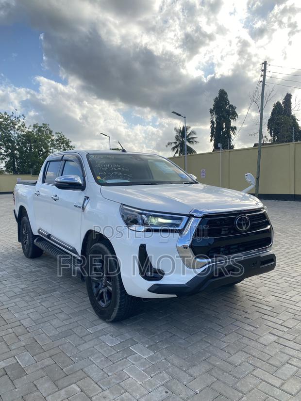 Toyota Hilux 2022 White