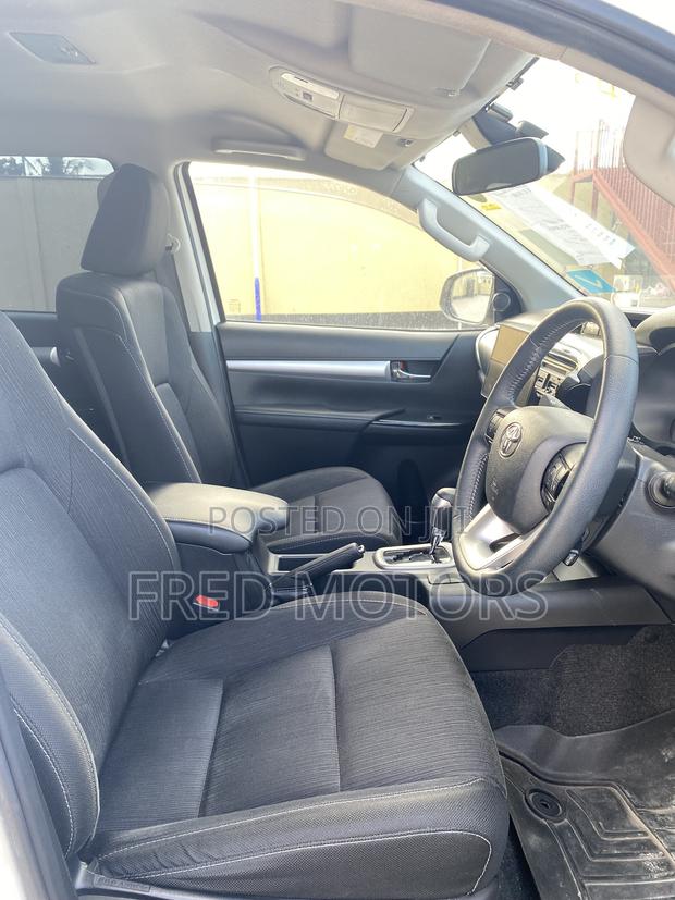 Toyota Hilux 2022 White