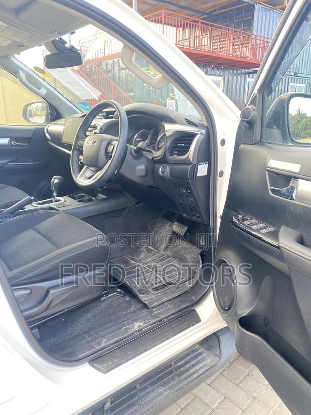 Toyota Hilux 2022 White