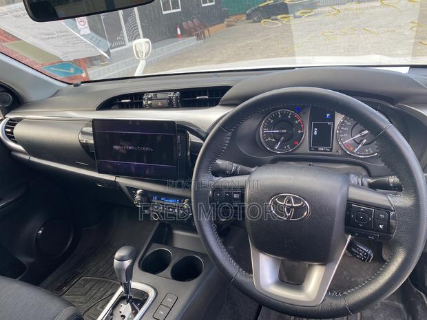 Toyota Hilux 2022 White